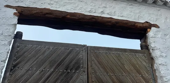 Puerta de madera en el cerramiento de una casa rural